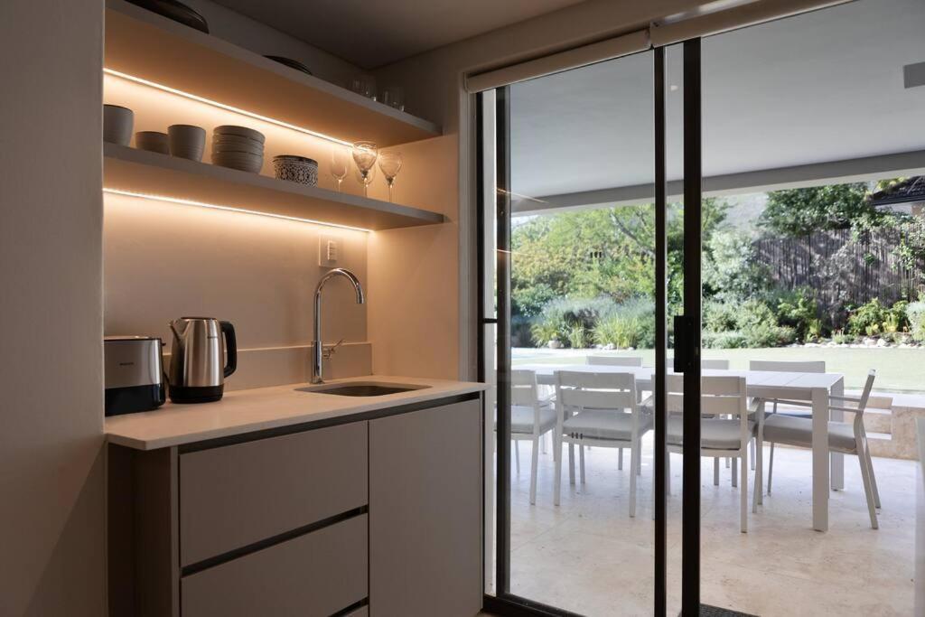 Villa Elegant And Stylish Camps Bay Villa-new Listing!!!